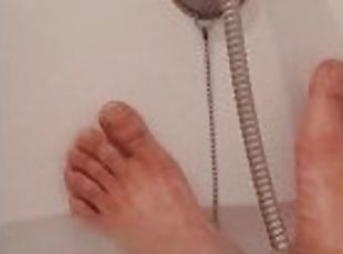 Me branle dans le bain  ) qui veux lécher ?