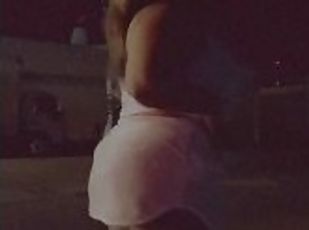 SEXY BBW TWERKS OUTSIDE ON THE BLOCK