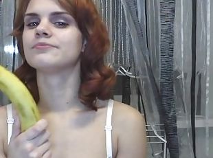 Seductive babe demonstrating her amazing sucking skills