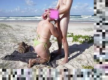 Public blowjob at the beach leads to steamy sex! ????