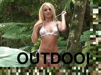 Stunning Heather Leigh poses naked in a palm garden