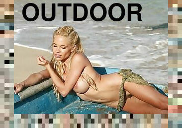 Succulent Dani Mathers Takes Naked Pictures In Mexico