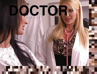 Alektra Blue and nasty doctor Summer Brielle play lesbian games