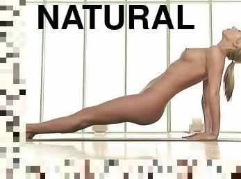 Nude blonde Sara Underwood poses for the cam while taking exercises