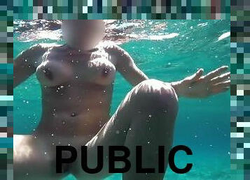 Ma meilleure amie nage nue à la plage publique ça fini en doigtage et éjaculation dans la bouche ell