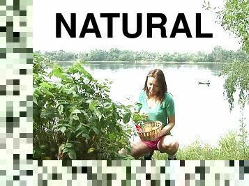Natural tits solo model unpinning attire before masturbating outdoor