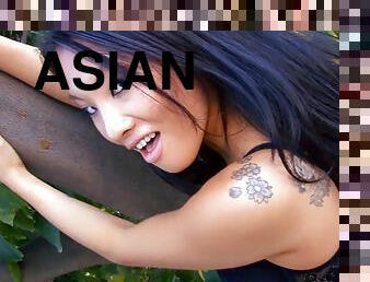 Dazzling Asian babe easily seduced and penetrated in pussy