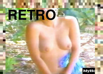 Two retro lesbians doing some pussy licking in the tropical area