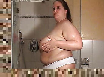 Bbw showering