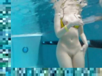 Jeny Smith bottomless in Spa. Naked underwater