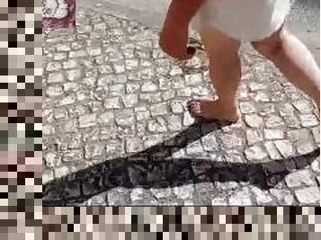 Moranguinho caminhando descalça na rua 2