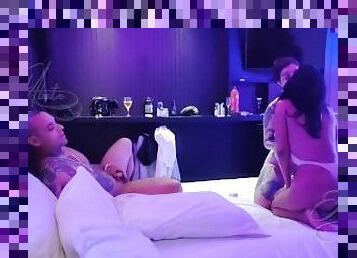 Levamos um casal de amigos para o motel e rolou troca de casal a noite toda.