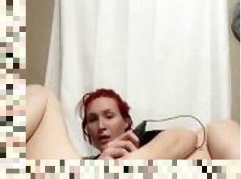 Goth girl makes herself cum after work