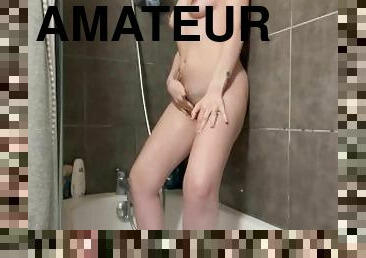 tudiante excit se fait jouir sensuellement sous la douche