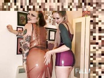 Tattooed Goth Lesbian Latex Shining G/G