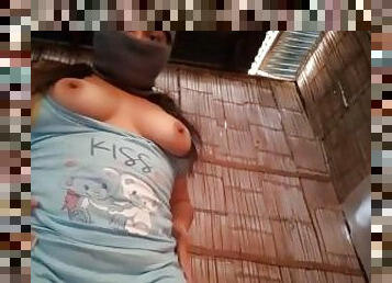 porno 100% casero, estudiante del campo se toca sus grandes tetas naturales