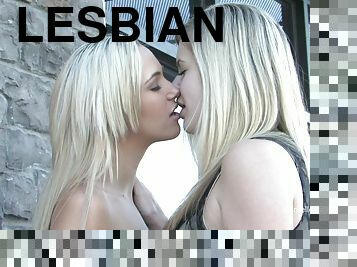 in-afara, lesbiana, cu-degetelul, blonda, naturala, realitate, tocuri-inalte, fusta-mini