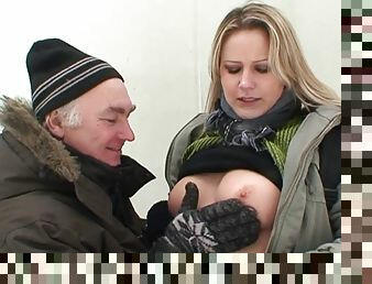 Blond milf Paulina jumps on a prick outdoors on a winter day