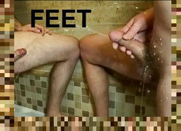 Two guys piss on each other in the bath. I piss on my partner's dick and his feet. Urina's battle