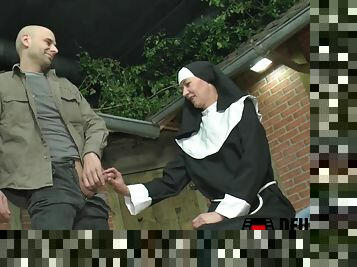 Nonne im Kloster gefickt