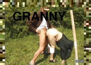 This granny goes on a picnic and ends up getting fucked