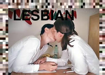 לסבית-lesbian, צמה, נשיקות