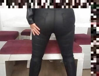 Latina sexy con culo enorme secome polla dura vestida en cuero baila