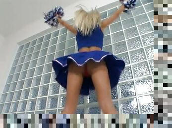 Cheerleader's fancy solo show in the locker room