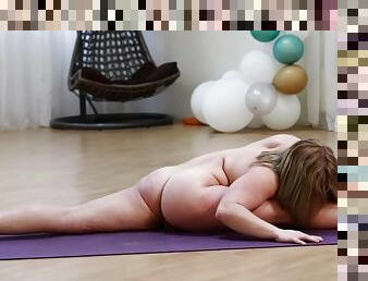 Chubby teen Zita Larva is super flexible