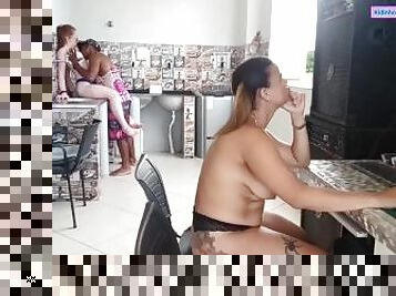 Tenho Duas Esposas Enquanto Uma Trabalhar Eu Fodo a Buceta Da Outra Bem Ao Lado Ela Nao Ver Minha Go