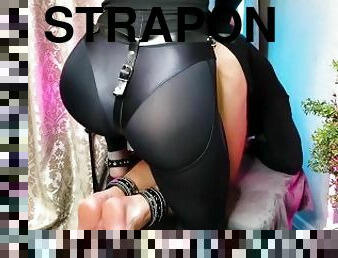 Strapon Fitness in Leggings