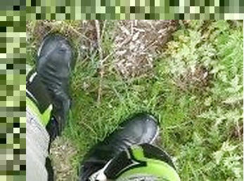 Éjaculation en forêt durant sortie moto