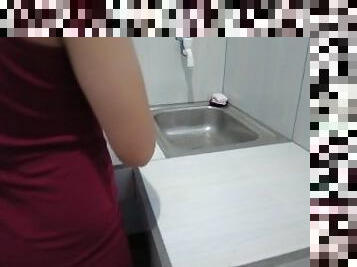 Cewek Kost cantik di entot cabul saat ke dapur