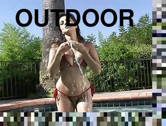 Sizzling brunette Sunny Leone toys her hot pussy on the poolside