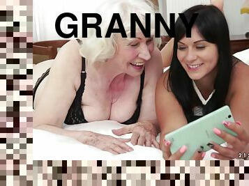 Granny gives a lusty cunt licking to a teen chick