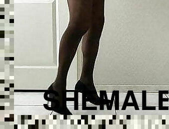 Cuming in pantyhose and heels