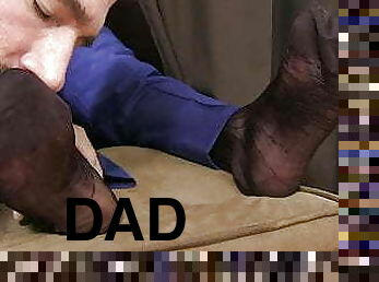Hot daddy&#039;s feet and socks serviced