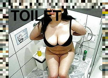 Hidden camera filmed mom while masturbating in the toilet