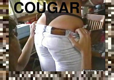 Pretty cougar with a hot ass enjoying a mind-blowing anal fuck