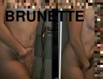 baignade, gros-nichons, masturbation, maison, maman, point-de-vue, piscine, douche, humide, brunette