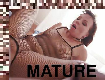 Beautiful mature cockriding during anal