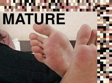 clean mature feet
