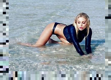 Watch erotic solo model showcasing her seductive feminine curves at the beach