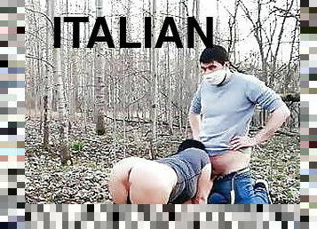 Culona italiana scopata nel bosco durante il lockdown