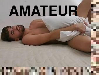 Etudiant amateur montre son corps avant de se masturber - Beepied