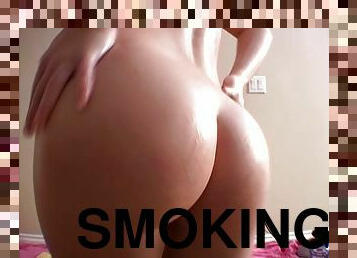 Smoking hot Jamie Lynn is oiling herself up