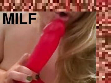 MILF CANT FIT HUGE DILDO IN HER VAGINA