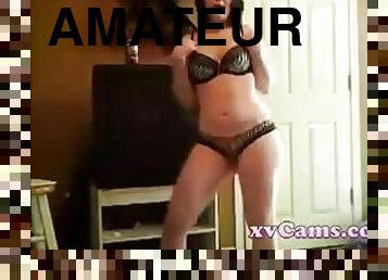 Girl dances shakes her huge booty on webcam