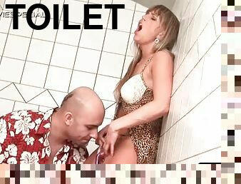 Blonde hoe giving BJ gets pussy vibed in toilet