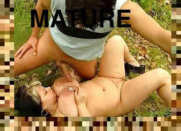 gros-nichons, en-plein-air, chatte-pussy, mature, ejaculation-sur-le-corps, milf, hardcore, couple, joufflue, chienne